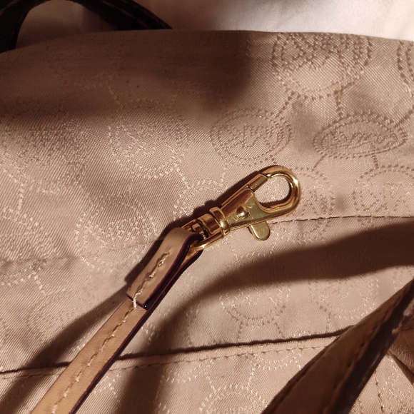 MICHAEL KORS MK Logo East West Signature Large Tote Brown Logo Charm - Picture 5 of 10